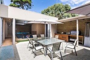 Outdoor dining - Bell St Apartments I Walk to everything in Torquay (Torquay)