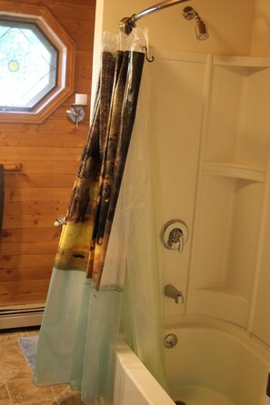 Ensemble douche/baignoire, serviettes fournies, savon, shampoing