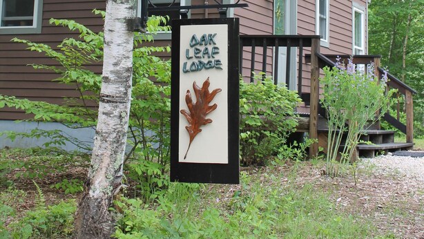 Ein Gebäude mit einem Schild, auf dem „Delta Leaf Lodge“ steht.