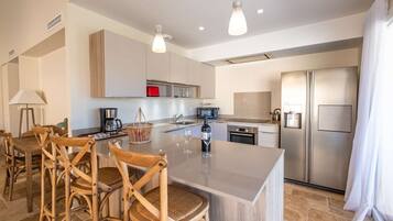 Réfrigérateur, micro-ondes, four, lave-vaisselle