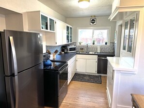 Fridge, microwave, oven, dishwasher - Bluebird Day - Star Cottage (Bend)