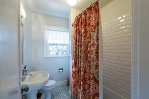 Bathtub, hair dryer - Bluebird Day - Star Cottage: Cozy 2BR home in scenic Bend, OR, Hot tub, Bikes! (Bend)