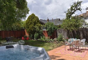 Outdoor dining - Bluebird Day - Star Cottage (Bend)