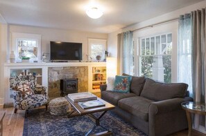 TV, fireplace - Bluebird Day - Star Cottage (Bend)