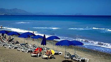 Ubicación cercana a la playa y tumbonas