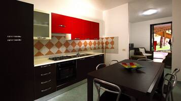 KĂŒhlschrank, Ofen, Herdplatte, Wasserkocher mit Kaffee-/Teezubehör