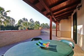 Outdoor dining - 2 Bedrooms Modern Apartment by the SEA, Pool, Wi-Fi, A/C, Terrace, in resort (Contrada Pistavecchia 1)