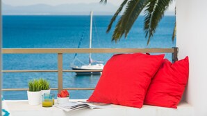 A balcony with a view of the sea, a sailboat, and a palm tree. - SUN OF ALCANADA - Apartment with sea views in Alcanada. Free WiFi (Alcúdia)