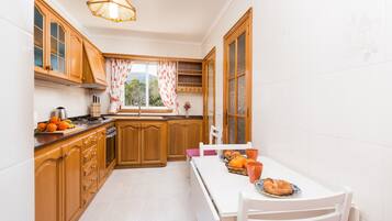 Frigorífico, horno, placa de cocina y cafetera o tetera