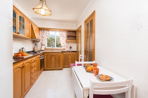 Fridge, oven, stovetop, coffee/tea maker