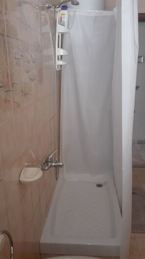 Dusche, Haartrockner, Bidet, Handtücher