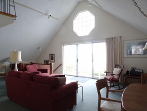 TV, DVD player, stereo - Oceanfront Carriage House Apt. w/ Spectacular Views (York)