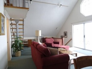 TV, DVD player, stereo - Oceanfront Carriage House Apt. w/ Spectacular Views (York)