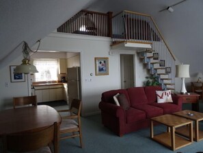 TV, DVD player, stereo - Oceanfront Carriage House Apt. w/ Spectacular Views (York)