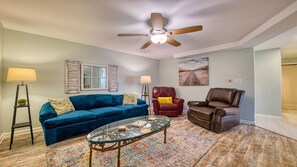 Smart TV, fireplace