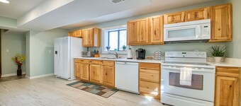 Starstorm Mountain Apartment
Lakeview deck & hiking trail, near many activities.