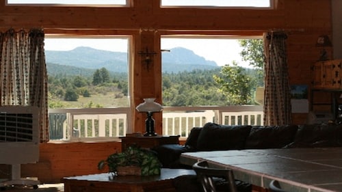 Belle cabane en rondins dans le pittoresque Chama, Nouveau-Mexique