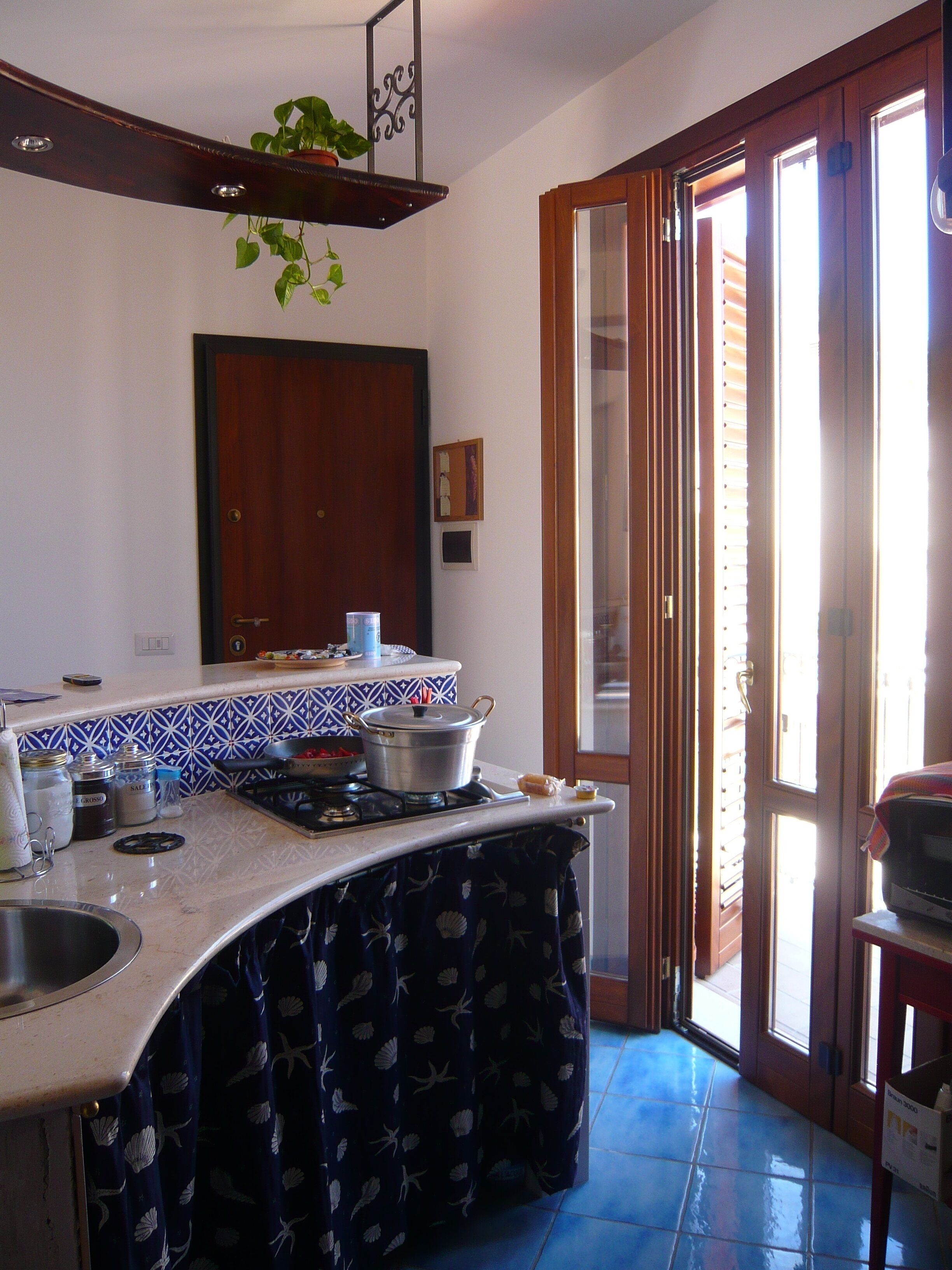 Kühlschrank, Ofen, Herdplatte, Wasserkocher mit Kaffee-/Teezubehör