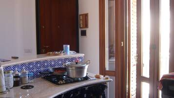 KĂŒhlschrank, Ofen, Herdplatte, Wasserkocher mit Kaffee-/Teezubehör