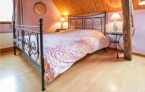 3 bedrooms, travel crib, free WiFi, bed sheets