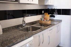 Fridge, microwave, oven, stovetop - Bonito estudio de 35 m2 equipado con todo lo que necesita para tener una estancia muy cómoda en Madrid, incluyendo WiFi rápido, televisión por cable, cama doble y cocina totalmente equipada. (Madrid)