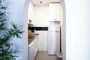 Fridge, microwave, oven, stovetop - Bonito estudio de 35 m2 equipado con todo lo que necesita para tener una estancia muy cómoda en Madrid, incluyendo WiFi rápido, televisión por cable, cama doble y cocina totalmente equipada. (Madrid)