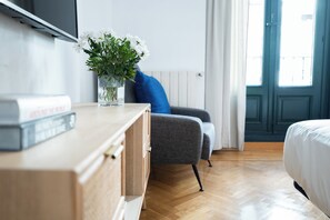 Interior - Bonito estudio de 35 m2 equipado con todo lo que necesita para tener una estancia muy cómoda en Madrid, incluyendo WiFi rápido, televisión por cable, cama doble y cocina totalmente equipada. (Madrid)