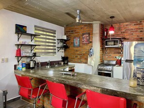 Frigorifero, microonde, forno, piano cottura