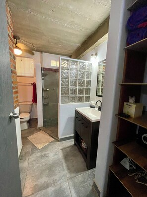 Dusche, Haartrockner, Handtücher, Seife