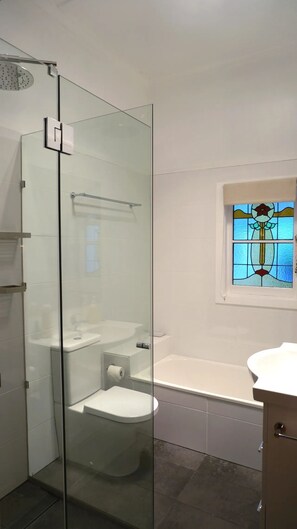 Bathtub - Berthon Beach House I Walk to the beach and shops! (Aireys Inlet)