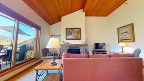 Een televisie, een open haard en een tafeltennistafel