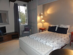 Decoración personalizada, muebles diferentes y cortinas blackout