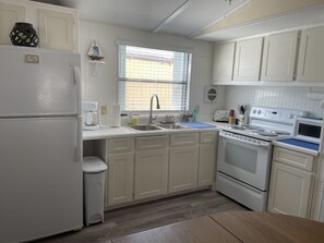 Full-sized fridge, microwave, oven, stovetop