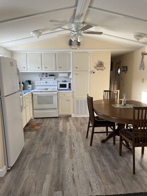 Full-sized fridge, microwave, oven, stovetop