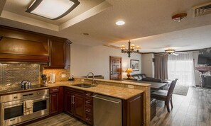 Fridge, microwave, oven, stovetop - Westgate Park City - Christmas & New Year's 2025 -2 Bedroom Lock-off (Park City)