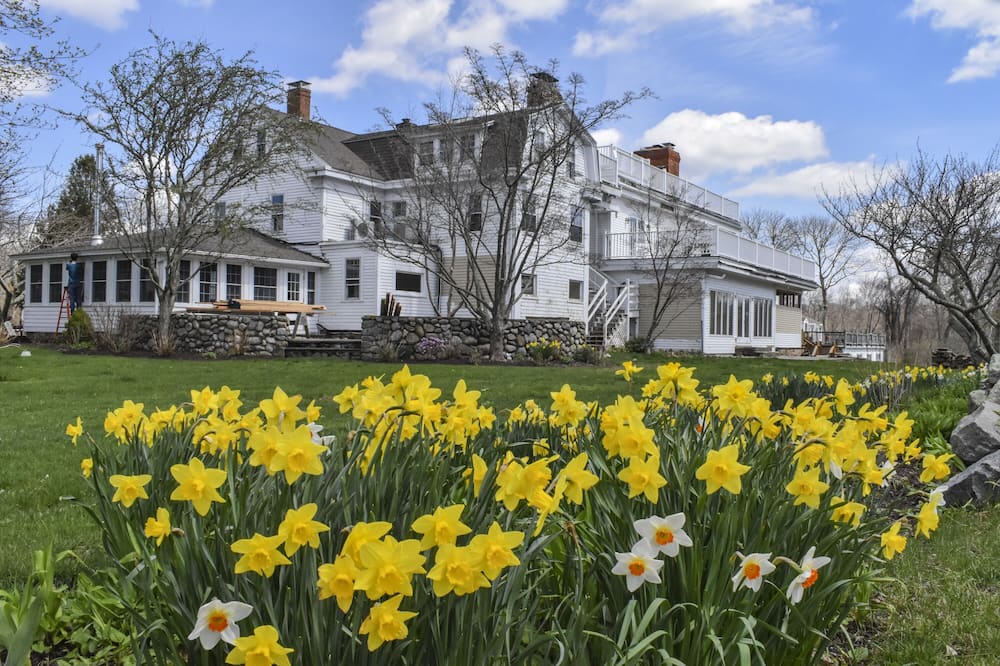 Shelter Harbor Inn
