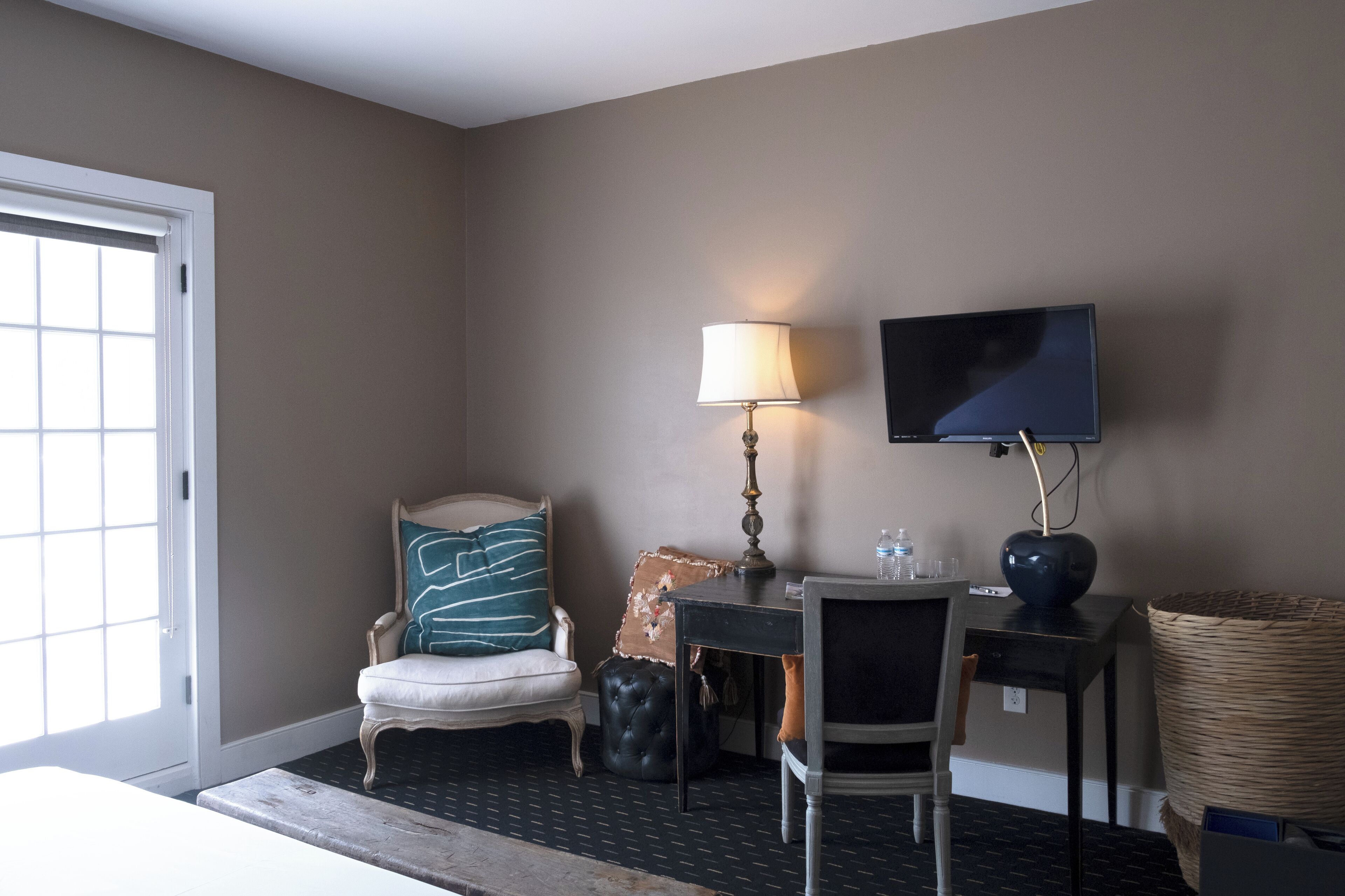 comfort single room, 1 king bed, balcony | 1 bedroom, individually decorated, individually furnished, free wifi