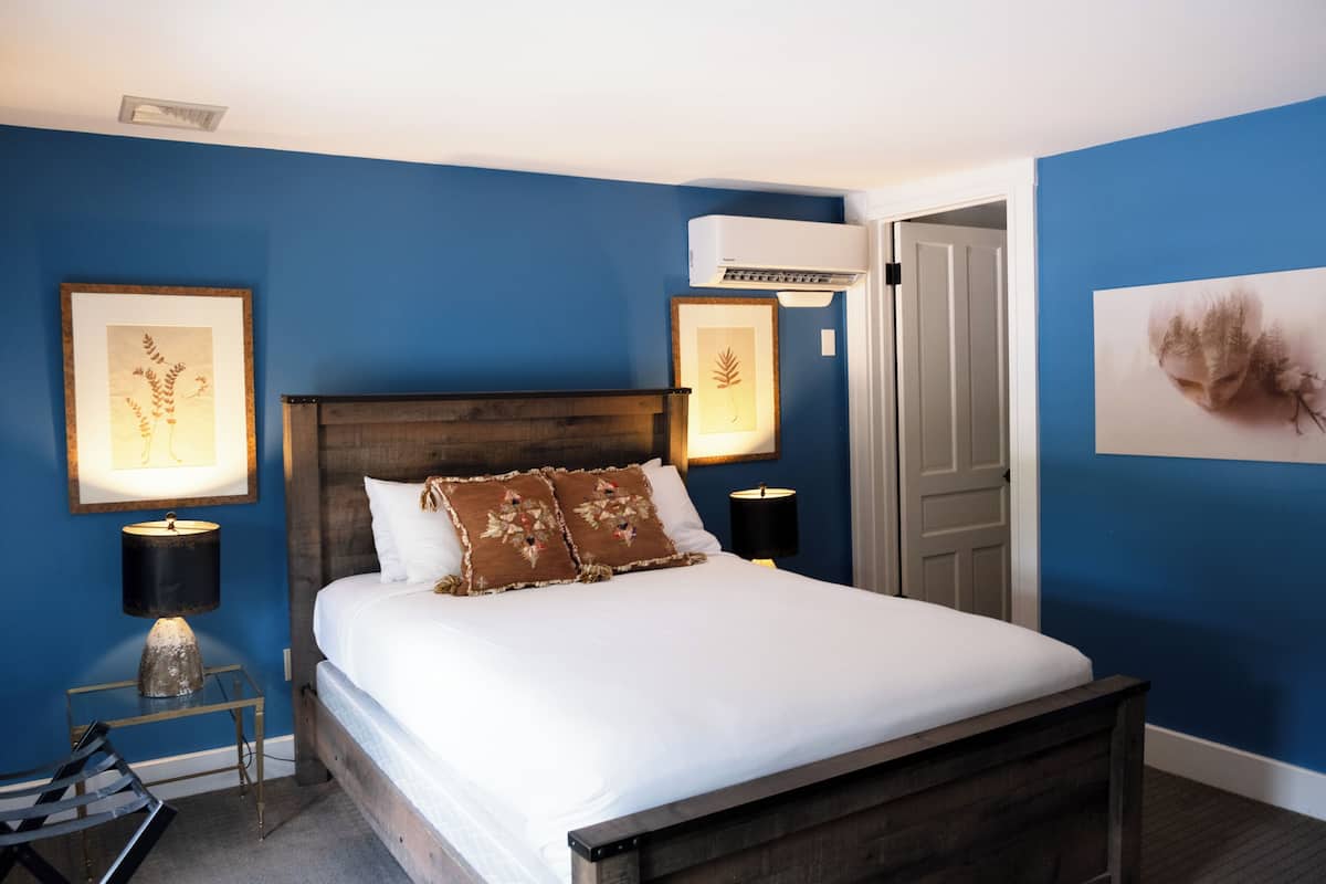Comfort Single Room, 1 Queen Bed | 1 bedroom, individually decorated, individually furnished, free WiFi