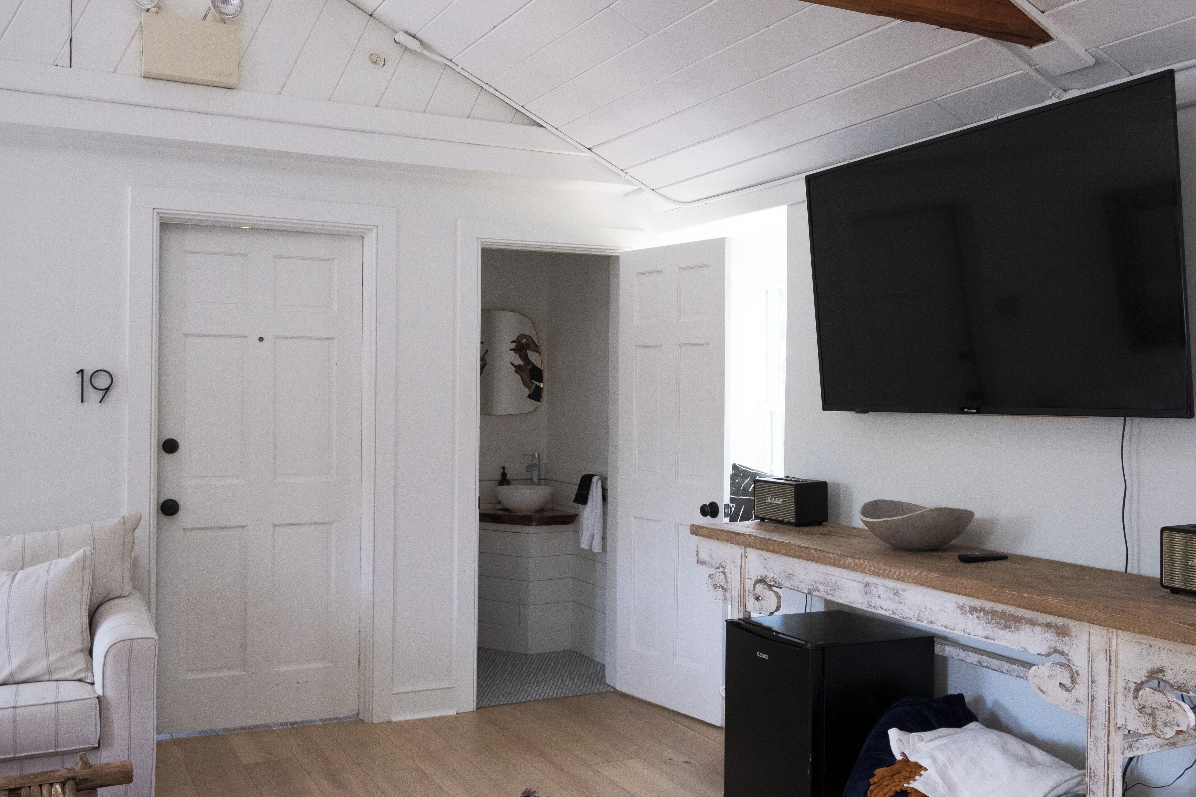 comfort suite, 2 bedrooms | living area | 32-inch smart tv with digital channels, tv