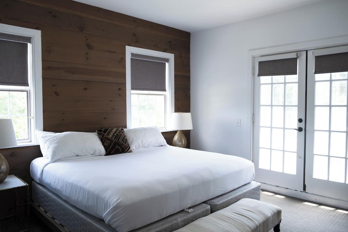 Comfort Single Room, 1 King Bed, Balcony | 1 bedroom, individually decorated, individually furnished, free WiFi