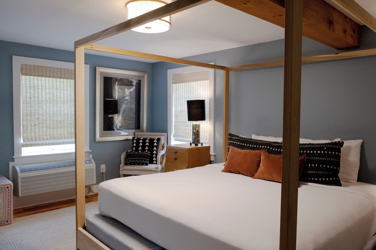 Basic Room, 1 King Bed | 1 bedroom, individually decorated, individually furnished, free WiFi