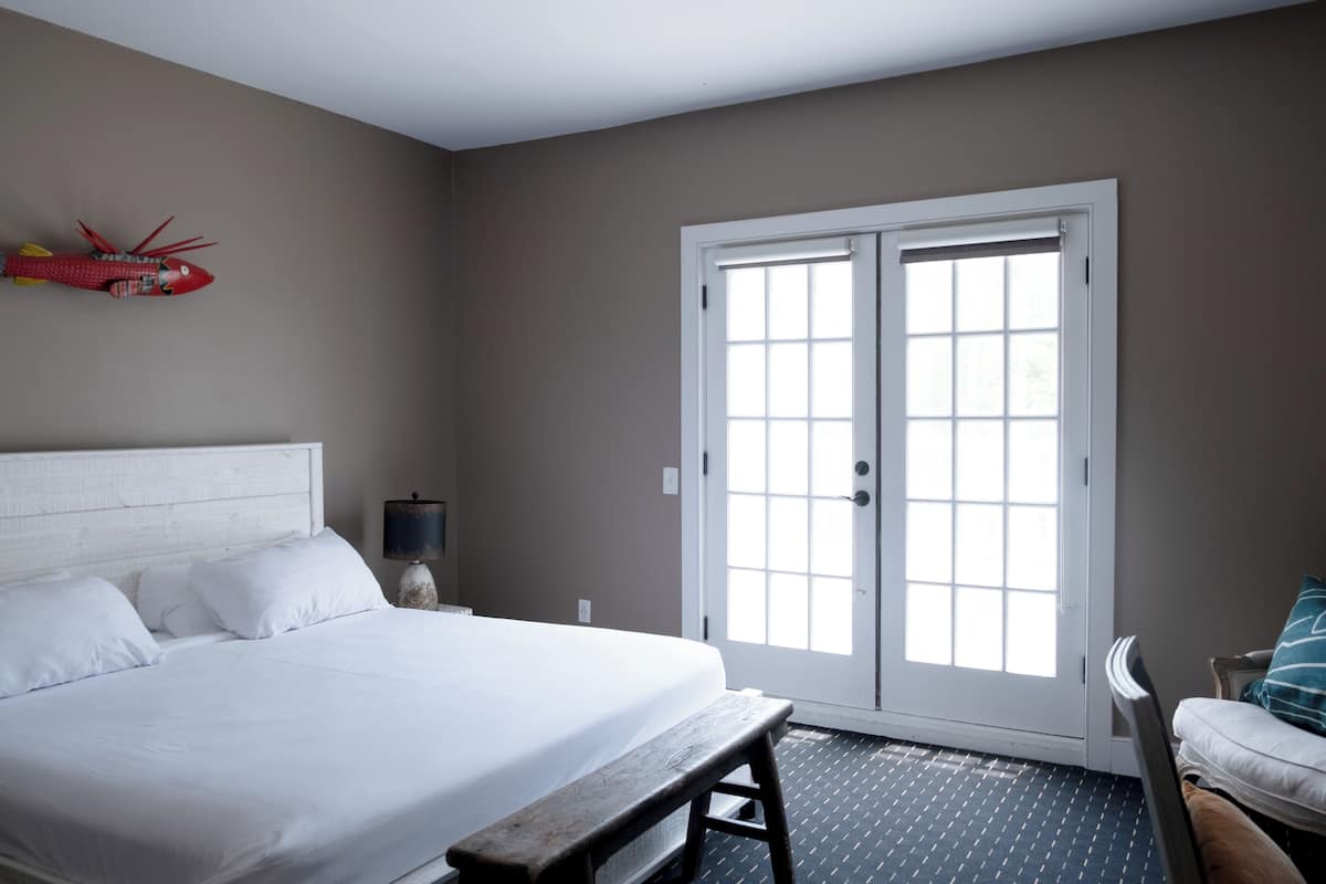 Comfort Single Room, 1 King Bed, Balcony | 1 bedroom, individually decorated, individually furnished, free WiFi