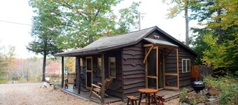 Bower Cabin- Cabane dans les bois sur un étang à distance, escapade romantique, vie verte!