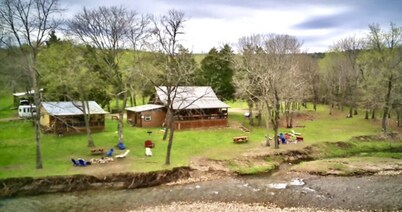 Cabin on Collier creek!! In Caddo Gap