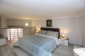 1 Schlafzimmer, Zimmersafe, Schreibtisch, Bügeleisen/Bügelbrett