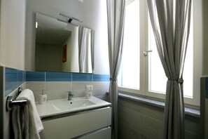 Dusche, Haartrockner, Bidet, Handtücher