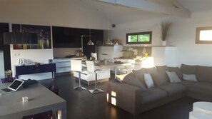 Télévision, livres, chaîne hi-fi