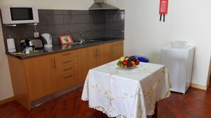 ثلاجة، ميكروويف، موقد طهي مسطح، ماكينة لصنع القهوة/الشاي