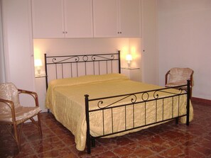 3 soverom, strykejern/-brett, internettilgang og sengetøy