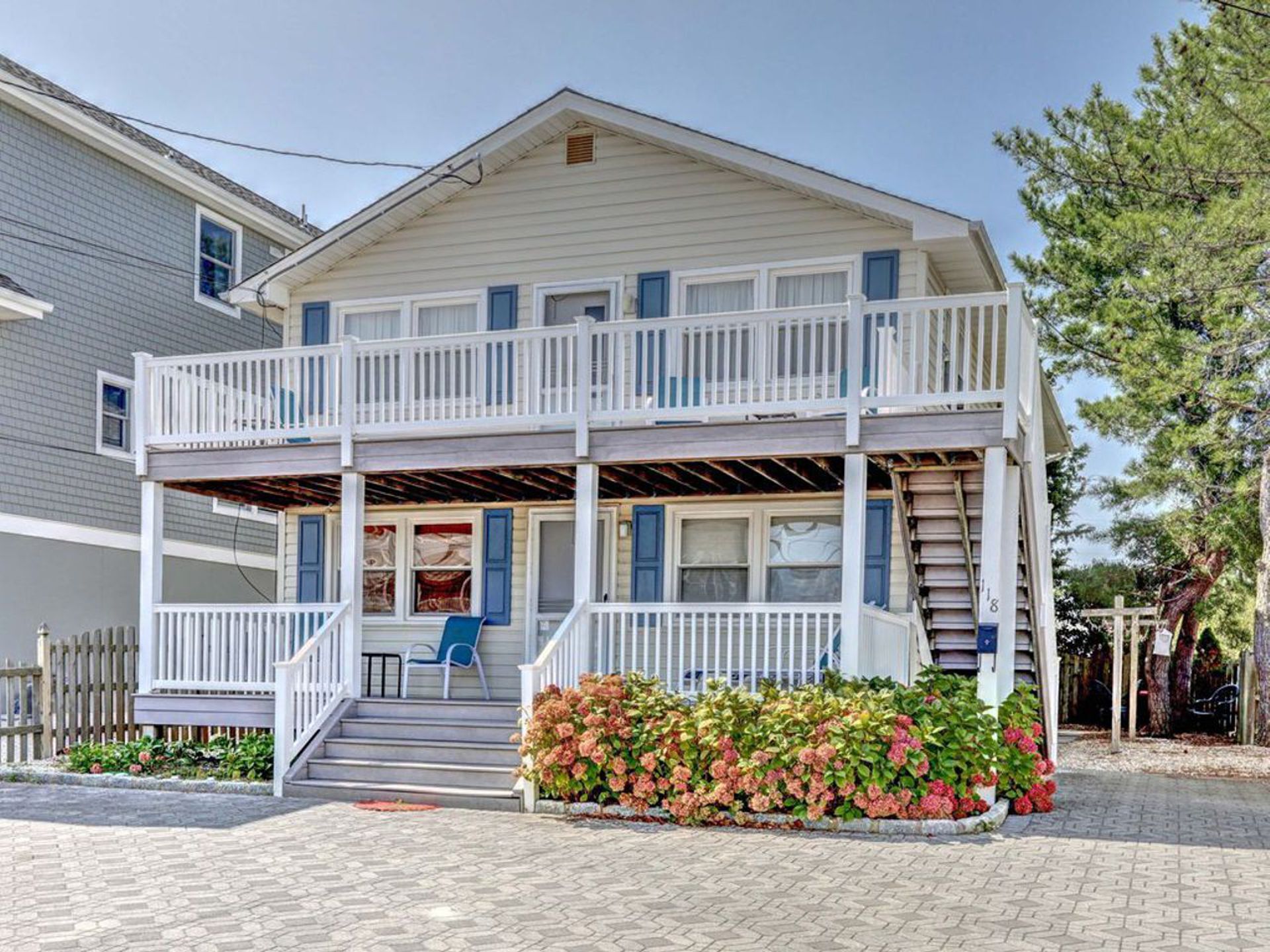 OCEAN BLOCK 6th From Beach - Newly Furnished 3 BR, Sleeps 8 (1st Fl of Duplex)